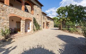 Elegant Three-Bedroom Countryside Escape at Tenuta Pratale - Barberino Tavarnelle, Italy