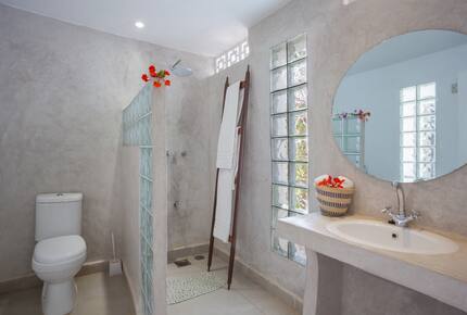 Twin Double queen bed ensuite bathroom