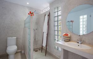 Twin Double queen bed ensuite bathroom