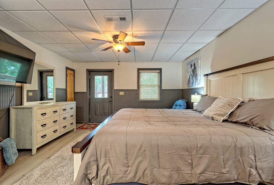 King bed, flat screen TV, seperate entrance