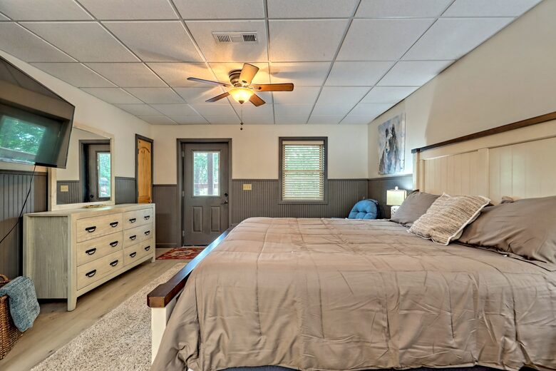 King bed, flat screen TV, seperate entrance