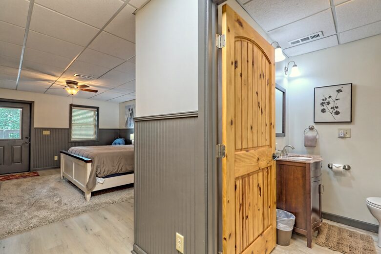 Full ensuite bathroom