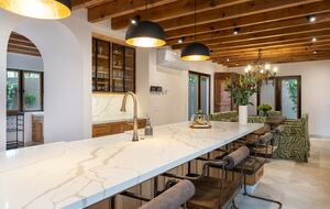 Bar area with icemaker off of kitchen