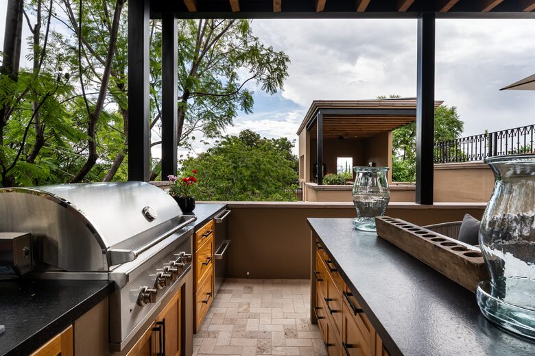 Rooftop kitchen with grill, 2 drawer frig/freezer