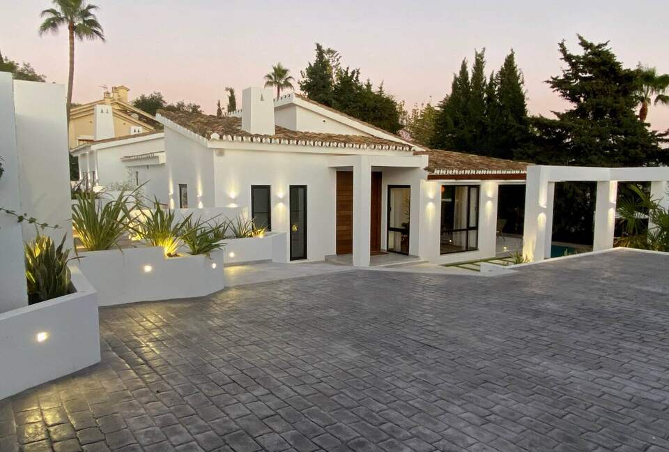 Infinity Elegance: Modern Villa with Spa & Private Gym - Marbella, El Rosario, Spain