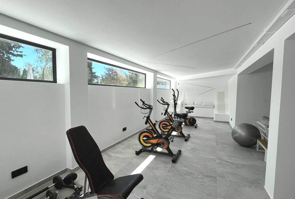 Infinity Elegance: Modern Villa with Spa & Private Gym - Marbella, El Rosario, Spain