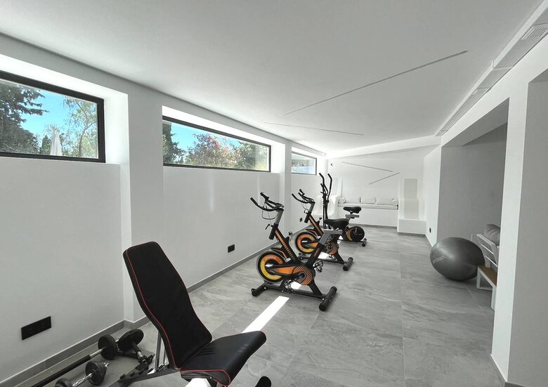 Infinity Elegance: Modern Villa with Spa & Private Gym - Marbella, El Rosario, Spain