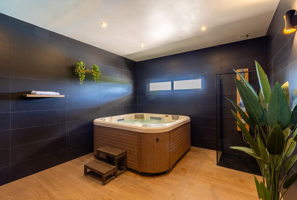 Exquisite Estate with Pool, Spa & Private Cinema - Nibelle, France