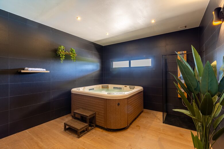 Exquisite Estate with Pool, Spa & Private Cinema - Nibelle, France