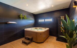 Exquisite Estate with Pool, Spa & Private Cinema - Nibelle, France