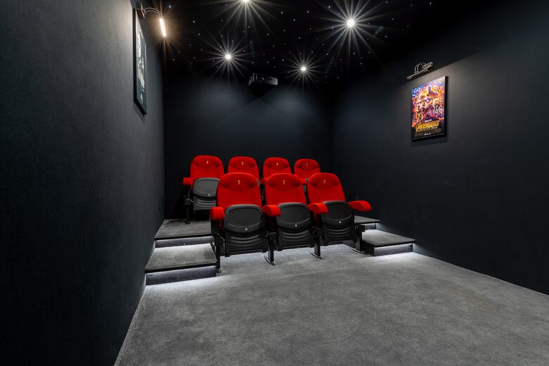 Exquisite Estate with Pool, Spa & Private Cinema - Nibelle, France