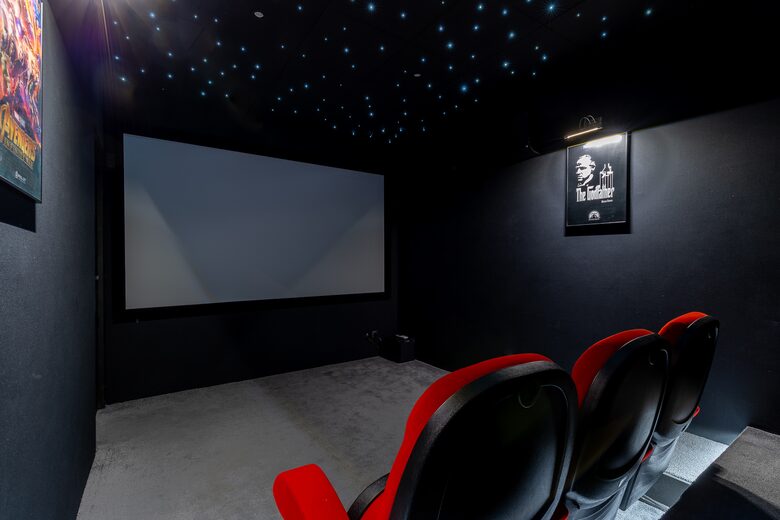 Exquisite Estate with Pool, Spa & Private Cinema - Nibelle, France