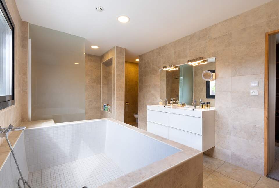 Exquisite Estate with Pool, Spa & Private Cinema - Nibelle, France