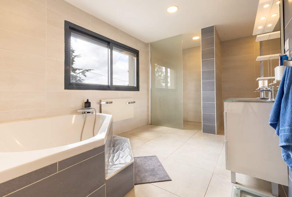 Exquisite Estate with Pool, Spa & Private Cinema - Nibelle, France