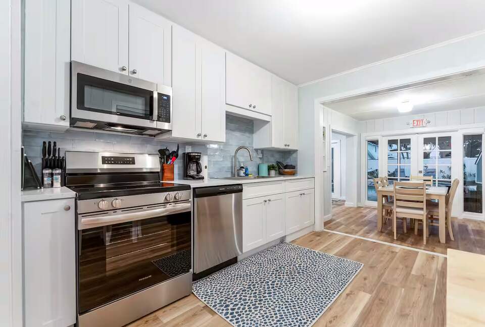 Poolside Bungalow Steps from Indian Rocks Beach - Indian Rocks Beach, Florida