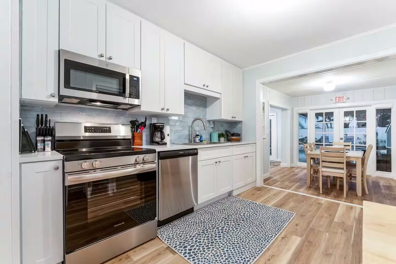 Poolside Bungalow Steps from Indian Rocks Beach - Indian Rocks Beach, Florida