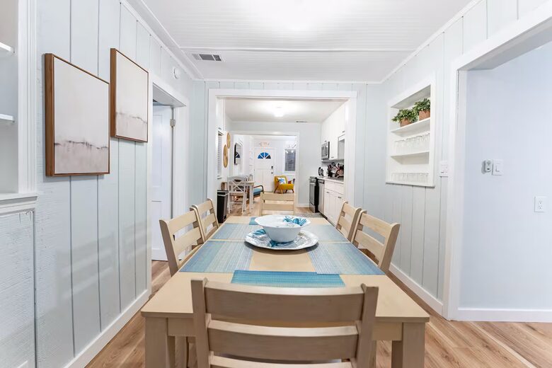 Poolside Bungalow Steps from Indian Rocks Beach - Indian Rocks Beach, Florida