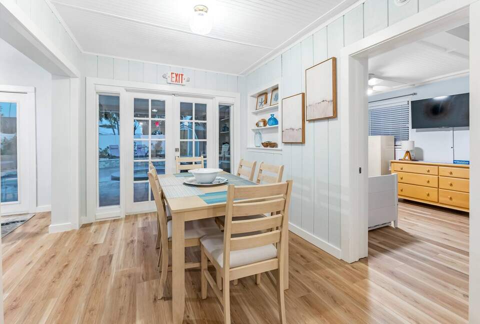 Poolside Bungalow Steps from Indian Rocks Beach - Indian Rocks Beach, Florida