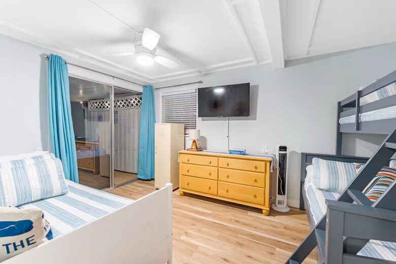 Poolside Bungalow Steps from Indian Rocks Beach - Indian Rocks Beach, Florida