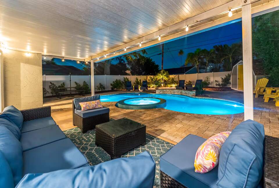 Poolside Bungalow Steps from Indian Rocks Beach - Indian Rocks Beach, Florida