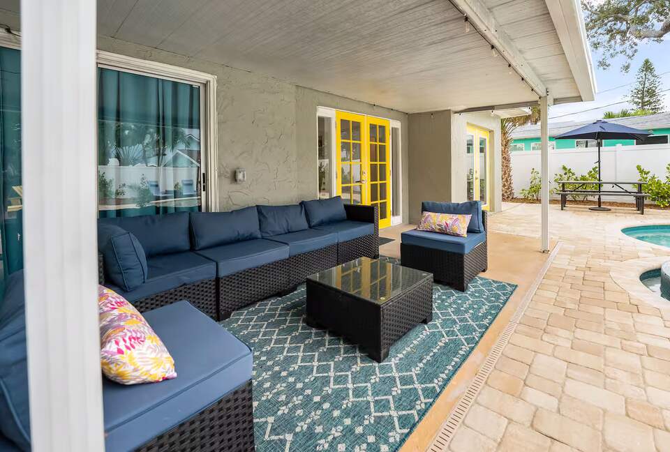 Poolside Bungalow Steps from Indian Rocks Beach - Indian Rocks Beach, Florida