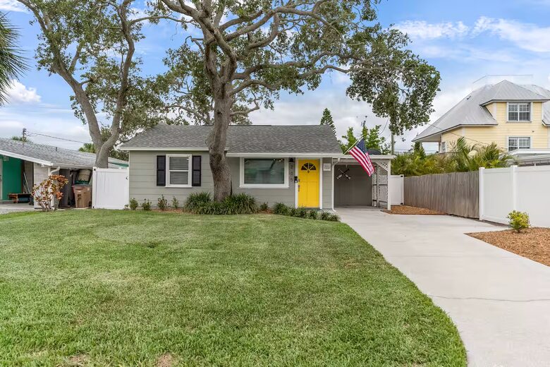 Poolside Bungalow Steps from Indian Rocks Beach - Indian Rocks Beach, Florida