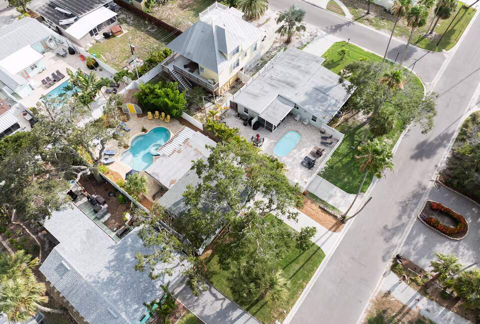 Poolside Bungalow Steps from Indian Rocks Beach - Indian Rocks Beach, Florida