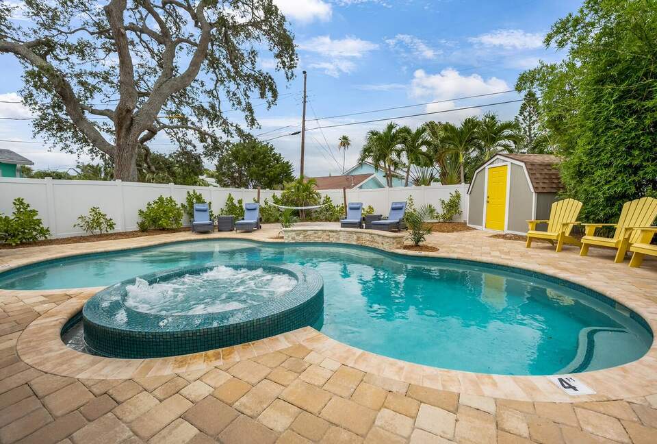 Poolside Bungalow Steps from Indian Rocks Beach - Indian Rocks Beach, Florida