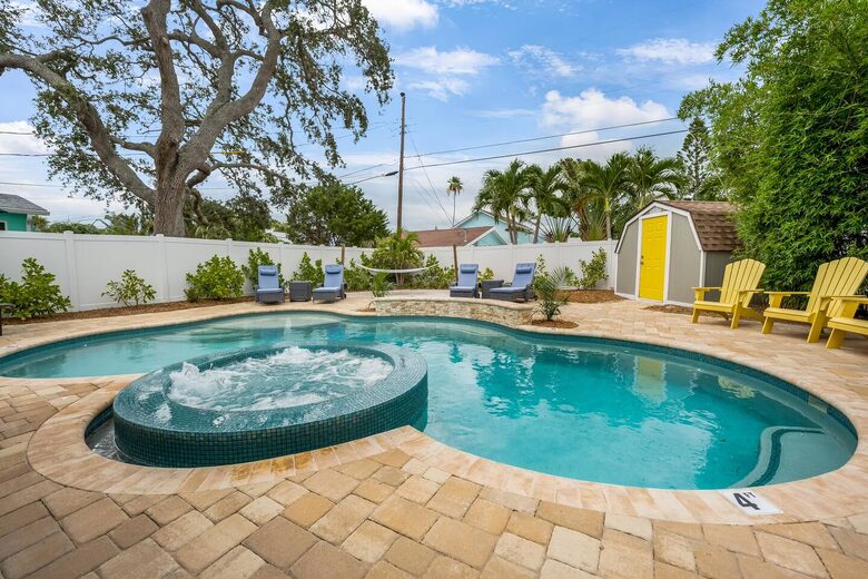 Poolside Bungalow Steps from Indian Rocks Beach - Indian Rocks Beach, Florida
