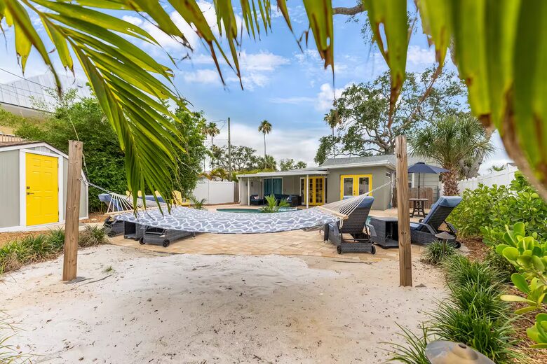 Poolside Bungalow Steps from Indian Rocks Beach - Indian Rocks Beach, Florida