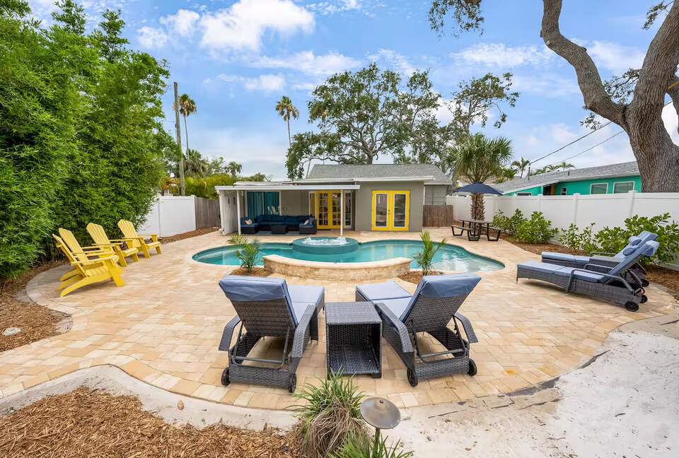 Poolside Bungalow Steps from Indian Rocks Beach - Indian Rocks Beach, Florida