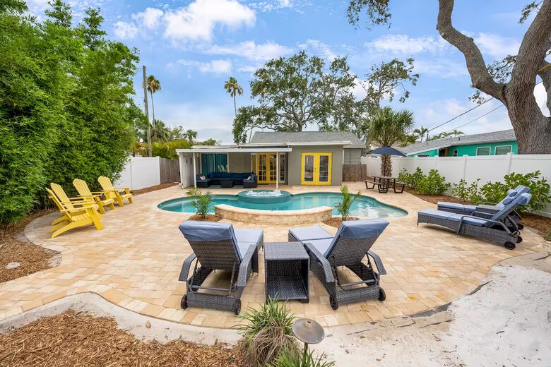Poolside Bungalow Steps from Indian Rocks Beach - Indian Rocks Beach, Florida