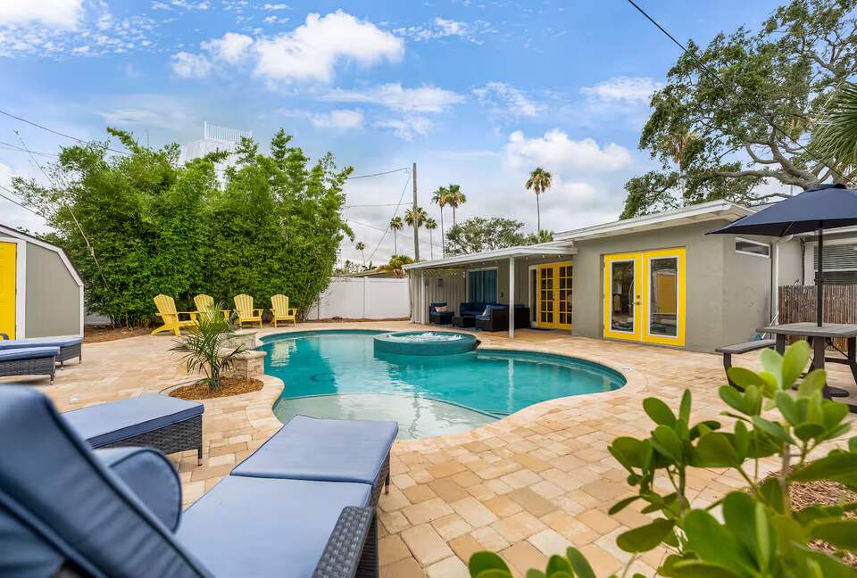 Poolside Bungalow Steps from Indian Rocks Beach - Indian Rocks Beach, Florida