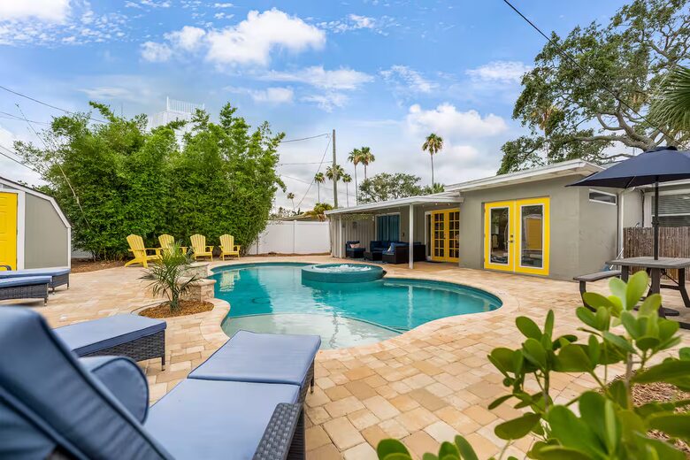 Poolside Bungalow Steps from Indian Rocks Beach - Indian Rocks Beach, Florida