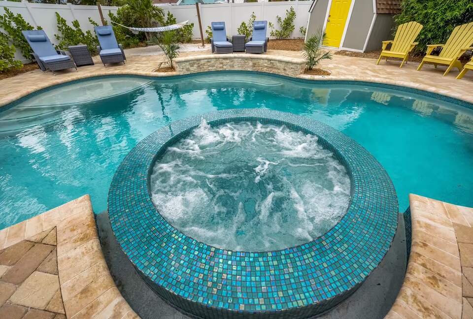 Poolside Bungalow Steps from Indian Rocks Beach - Indian Rocks Beach, Florida