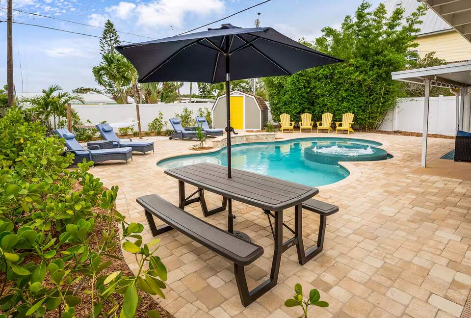 Poolside Bungalow Steps from Indian Rocks Beach - Indian Rocks Beach, Florida