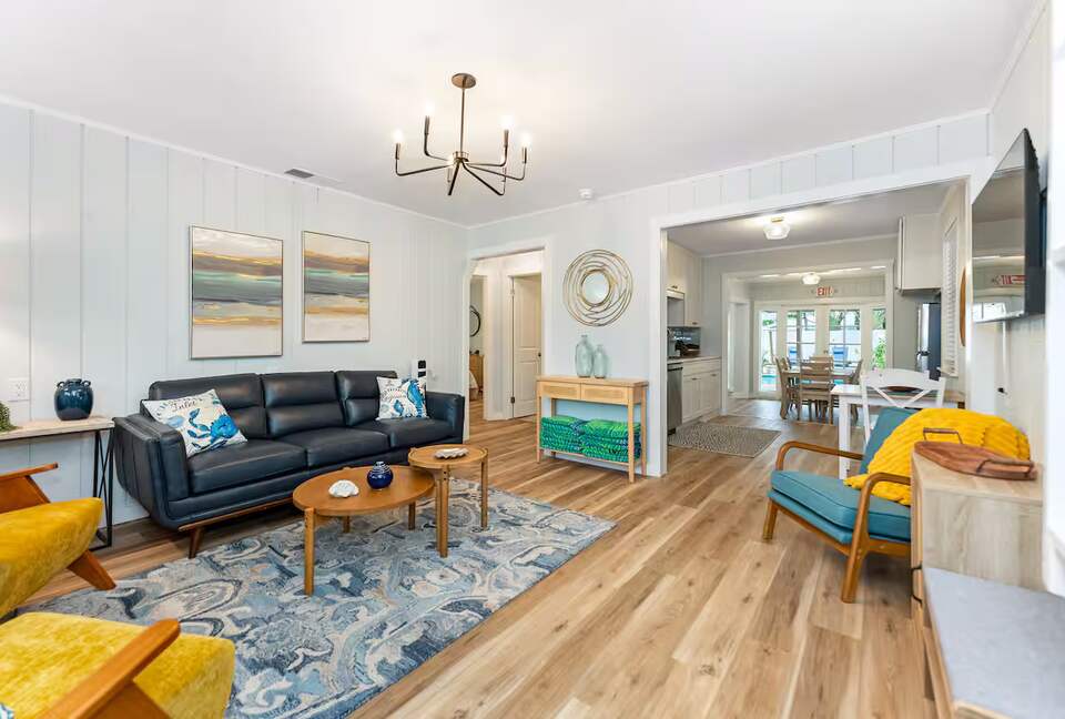 Poolside Bungalow Steps from Indian Rocks Beach - Indian Rocks Beach, Florida