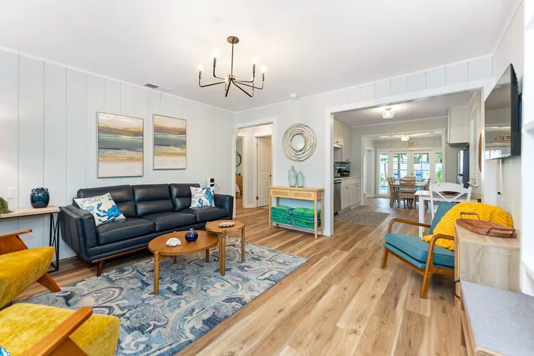 Poolside Bungalow Steps from Indian Rocks Beach - Indian Rocks Beach, Florida