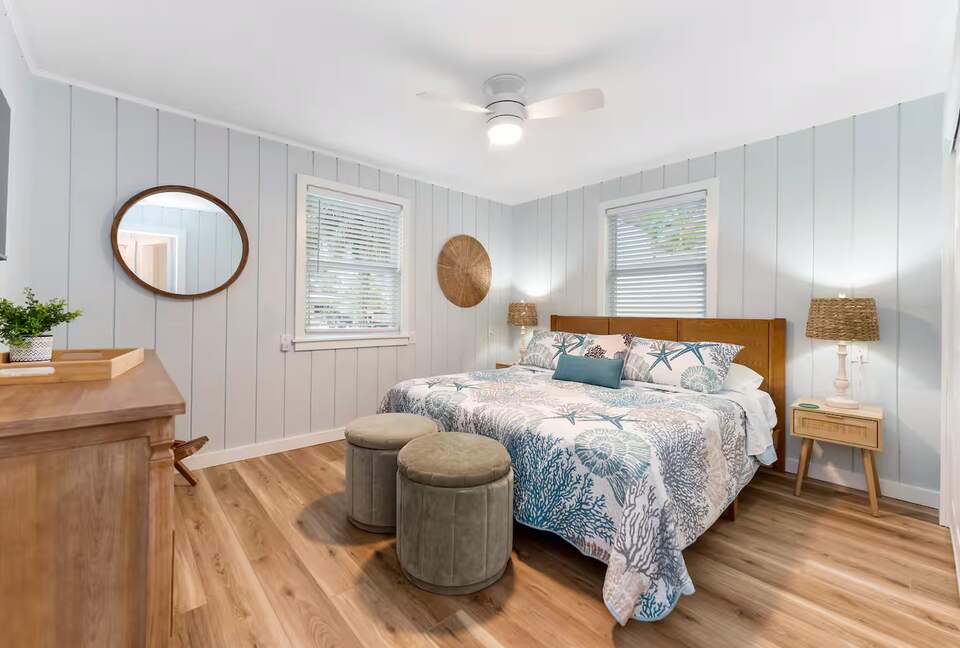 Poolside Bungalow Steps from Indian Rocks Beach - Indian Rocks Beach, Florida