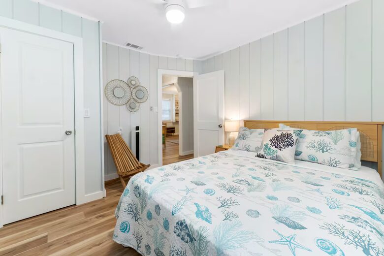 Poolside Bungalow Steps from Indian Rocks Beach - Indian Rocks Beach, Florida