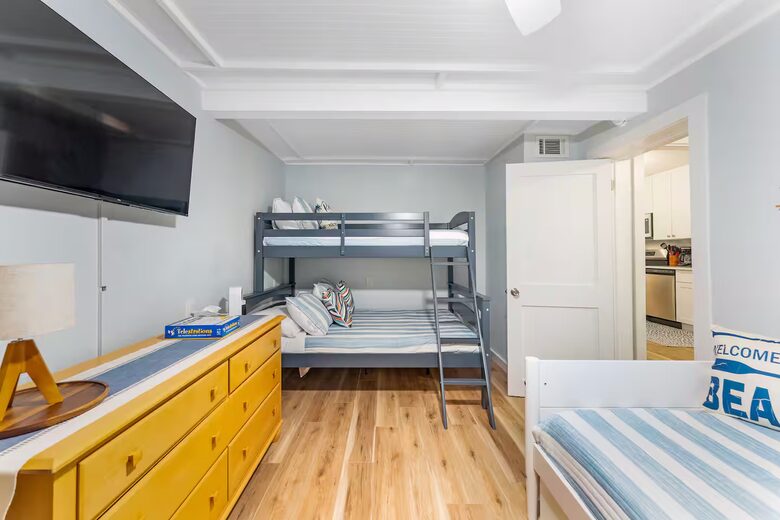 Poolside Bungalow Steps from Indian Rocks Beach - Indian Rocks Beach, Florida