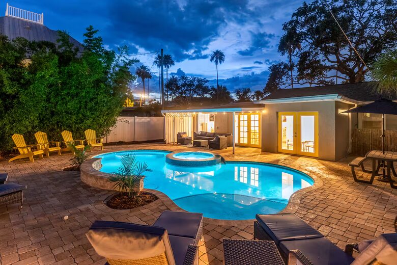 Poolside Bungalow Steps from Indian Rocks Beach - Indian Rocks Beach, Florida