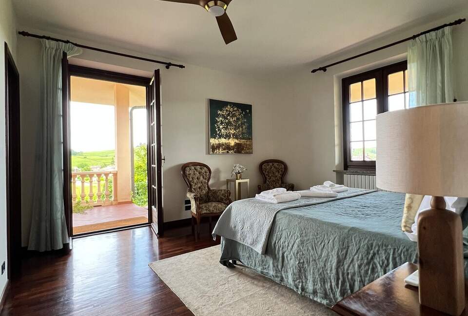 Elegant Italian Retreat Surrounded by Vineyards - Piana del Salto, Italy