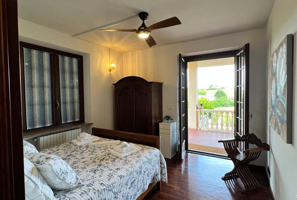 Elegant Italian Retreat Surrounded by Vineyards - Piana del Salto, Italy