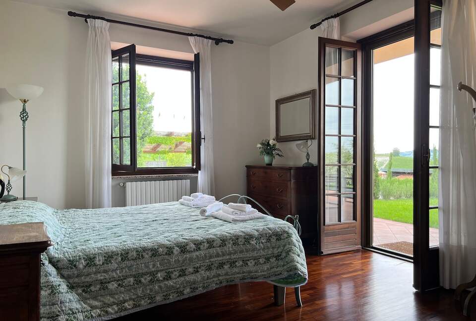 Elegant Italian Retreat Surrounded by Vineyards - Piana del Salto, Italy