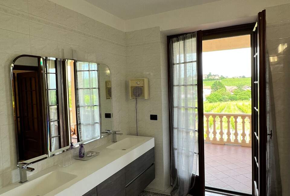 Elegant Italian Retreat Surrounded by Vineyards - Piana del Salto, Italy