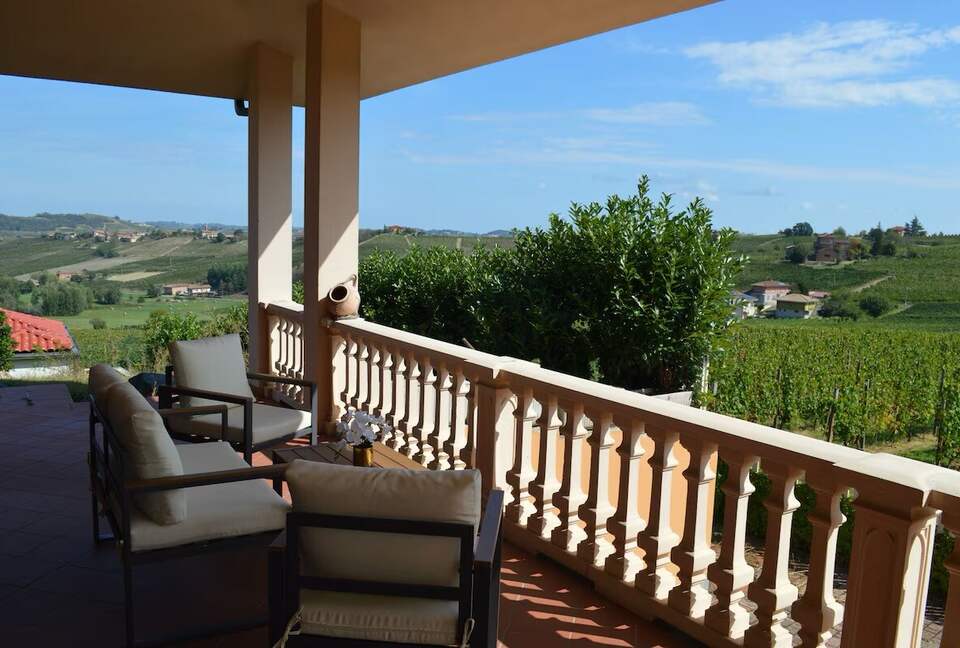 Elegant Italian Retreat Surrounded by Vineyards - Piana del Salto, Italy