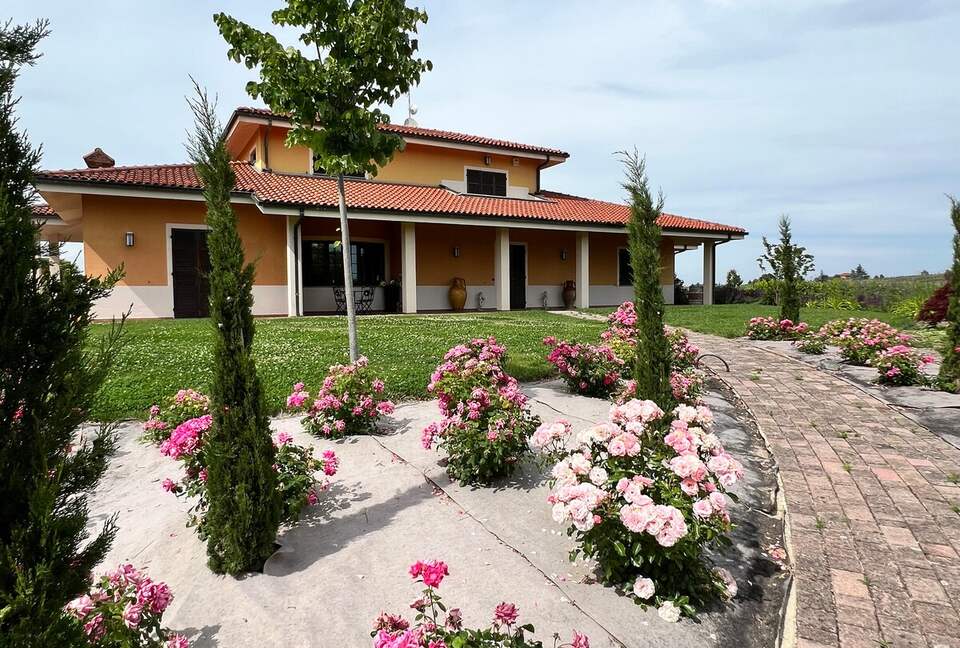 Elegant Italian Retreat Surrounded by Vineyards - Piana del Salto, Italy