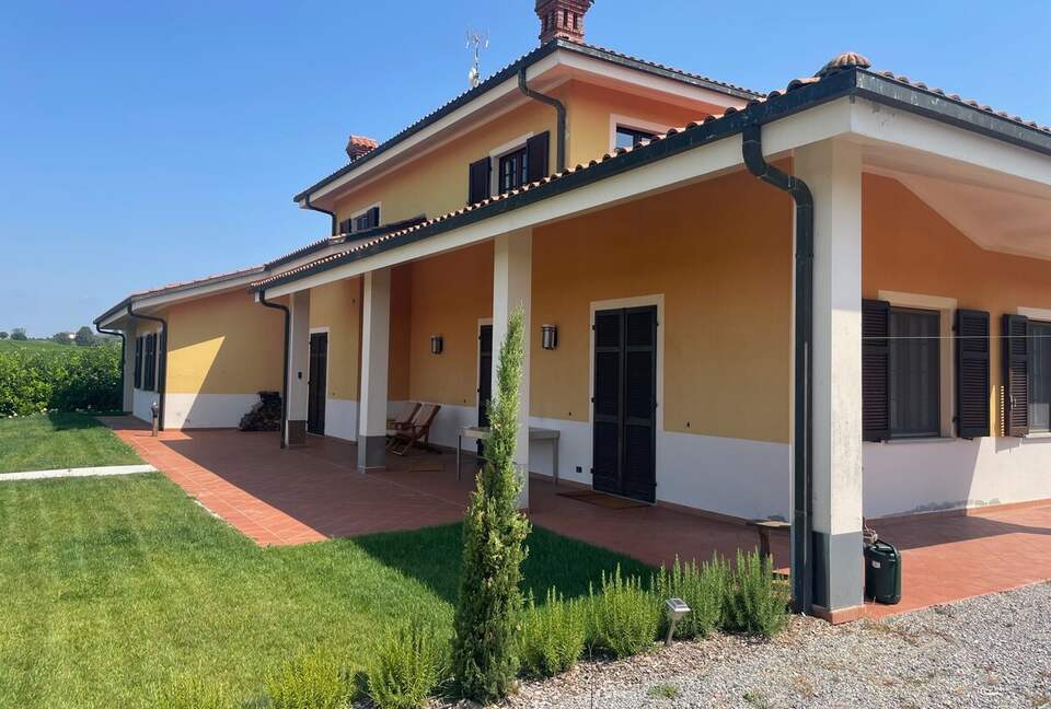 Elegant Italian Retreat Surrounded by Vineyards - Piana del Salto, Italy