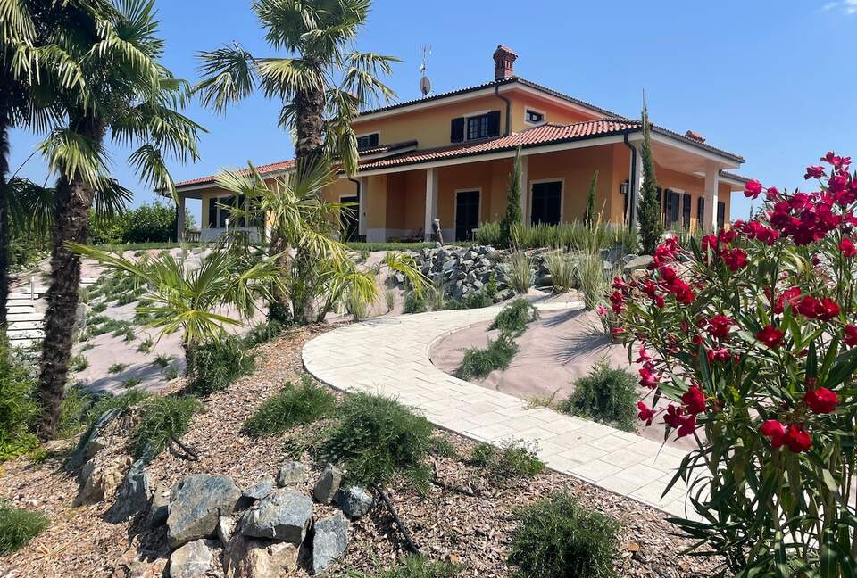 Elegant Italian Retreat Surrounded by Vineyards - Piana del Salto, Italy